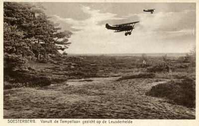 14586 Gezicht op de Leusderheide vanaf de Tempellaan te Soesterberg (gemeente Soest); met twee ingemonteerde vliegtuigen.